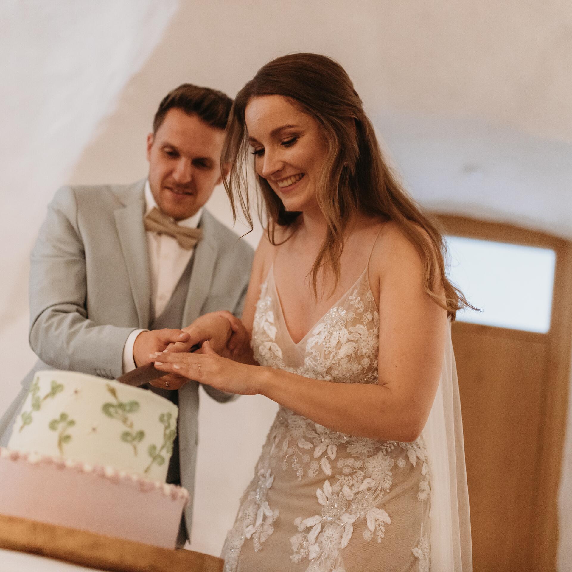 Anschnitt der Hochzeitstorte