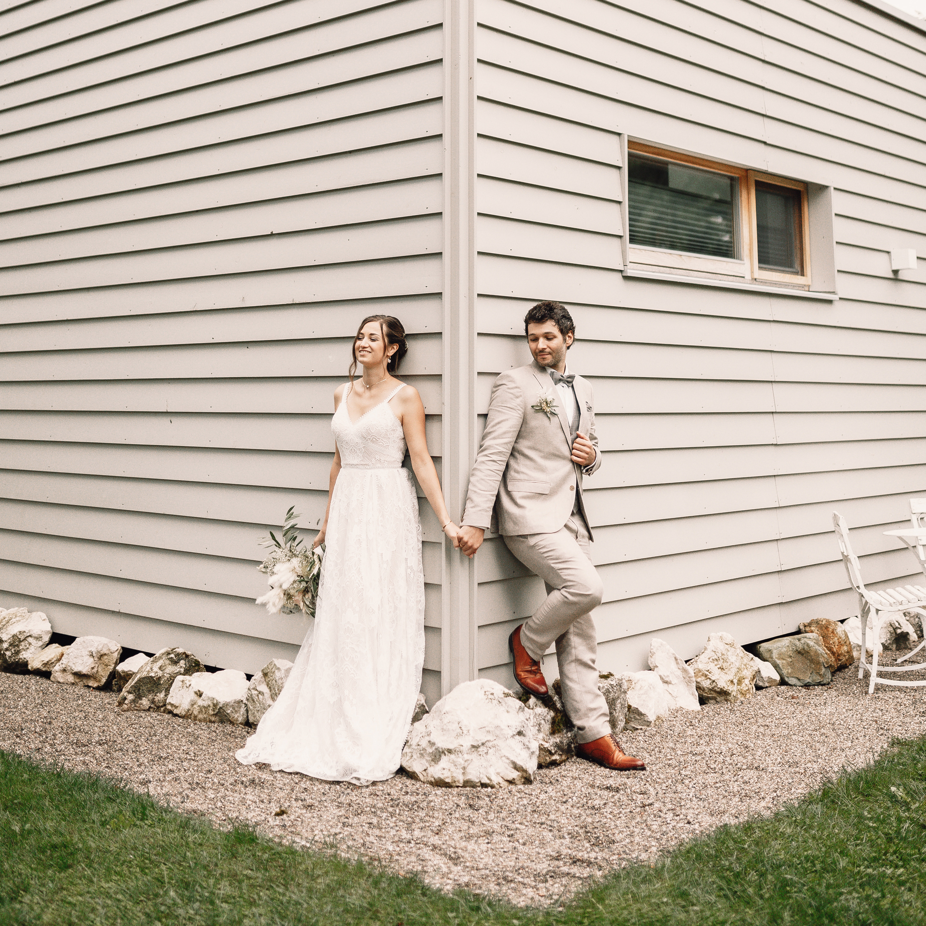 Brautpaar an den Matador Lodges in Grabenstätt