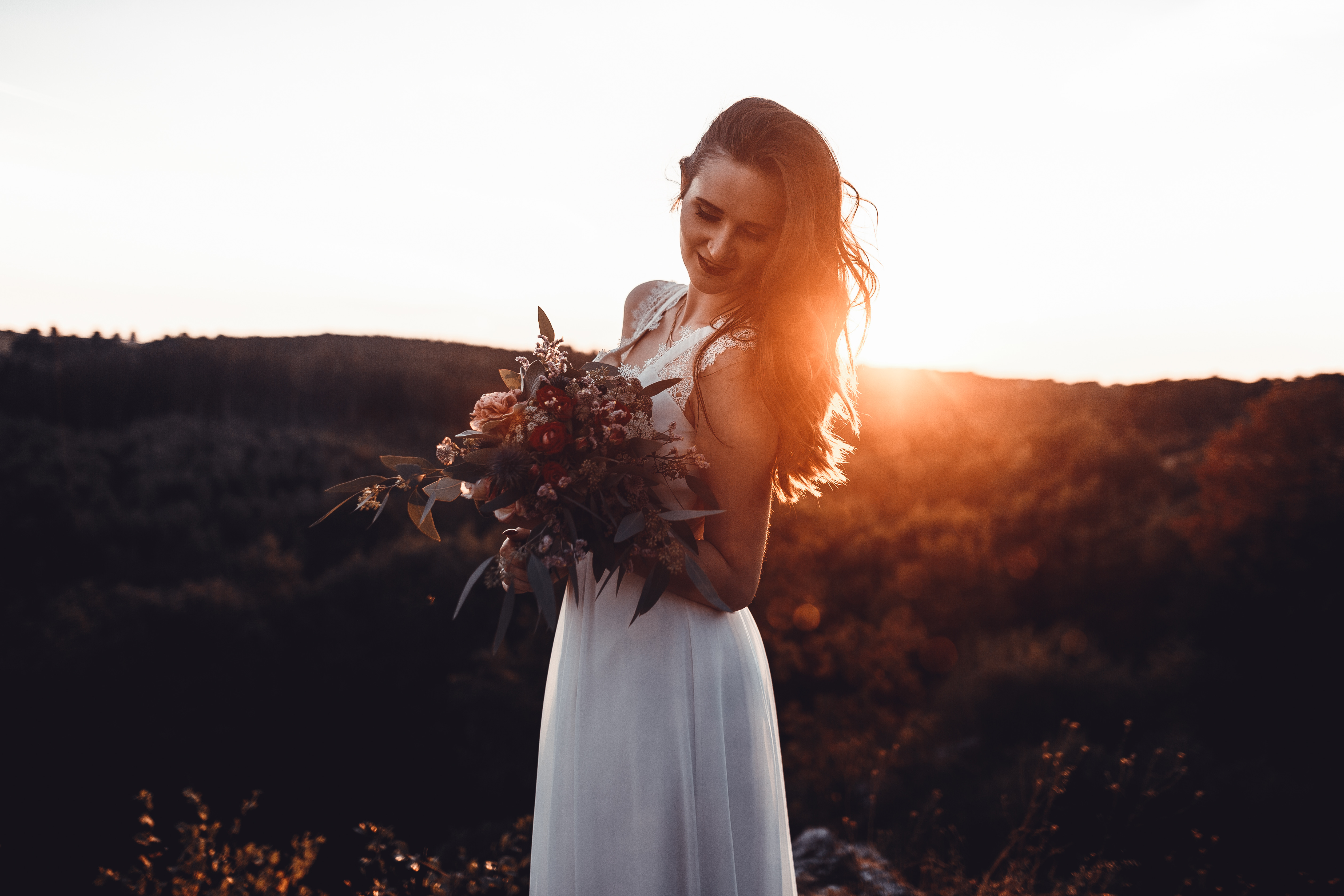 Sonnenuntergangsshooting Frau mit weißen Kleid