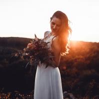 Sonnenuntergangsshooting Frau mit weißen Kleid