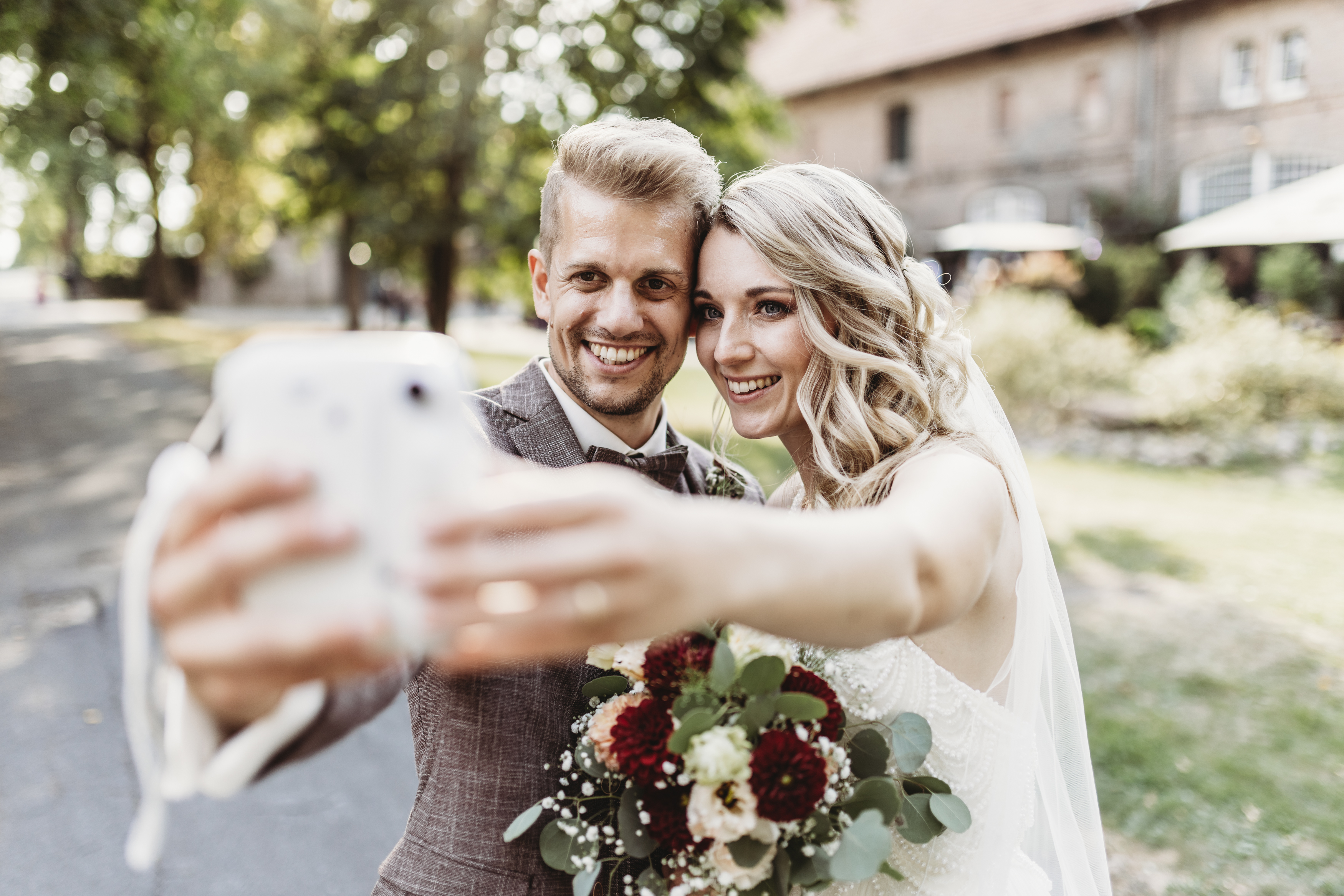Brautpaar schießt Selfie mit einer weißen Polaroid