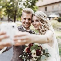 Brautpaar schießt Selfie mit einer weißen Polaroid