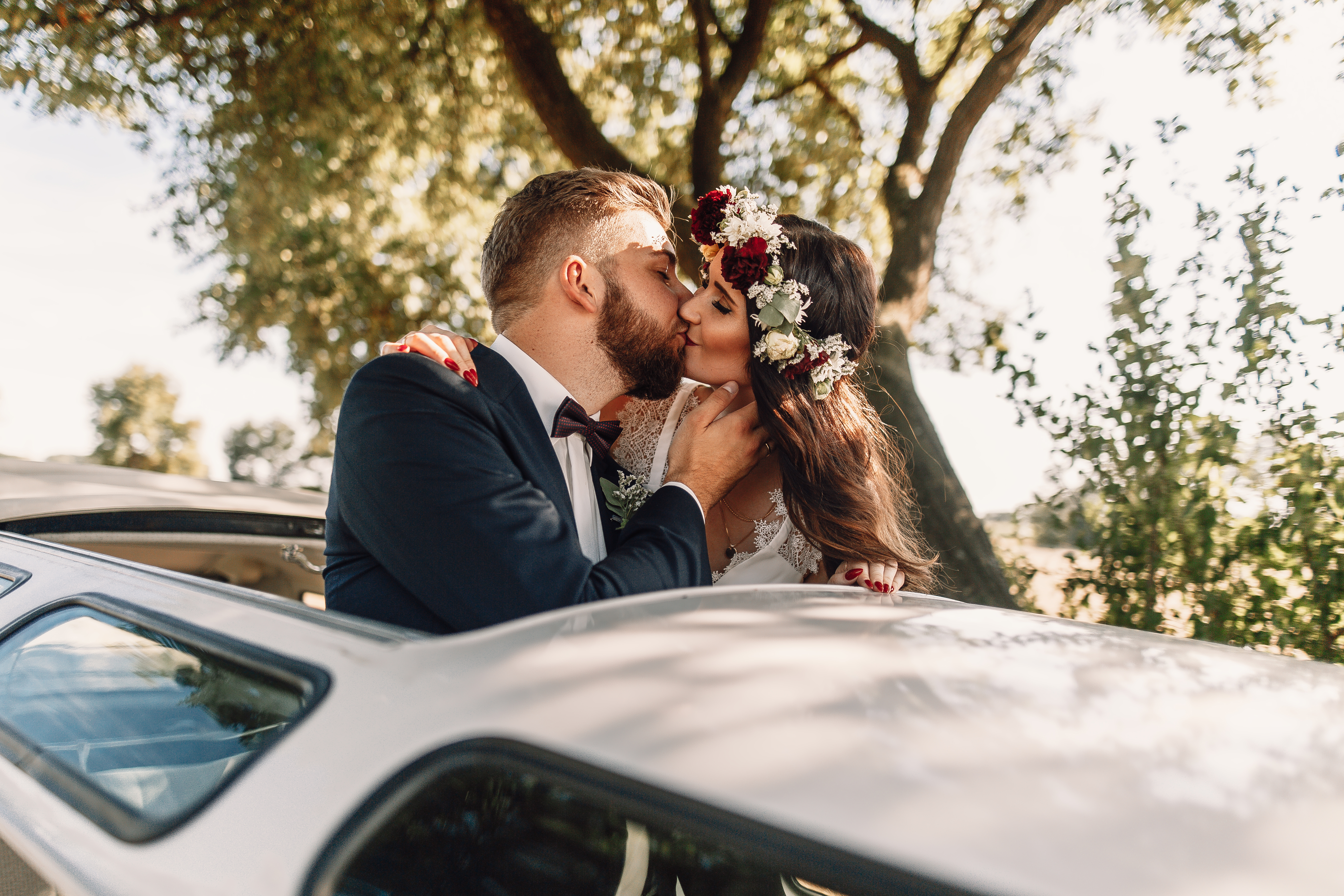 Brautpaar küsst sich aus einem T4 Dachfenster 