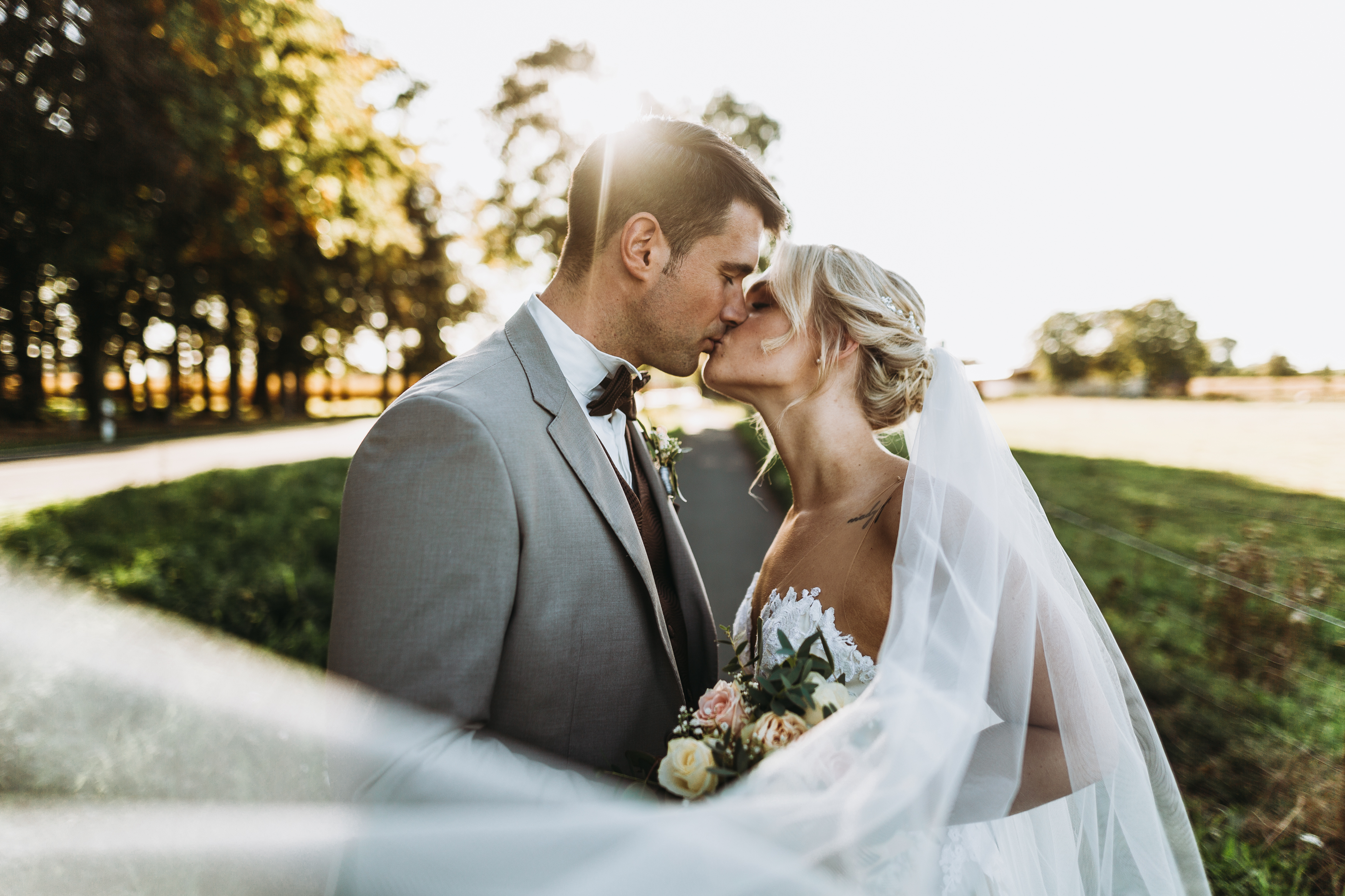 Küssendes Brautpaar aus Paderborn