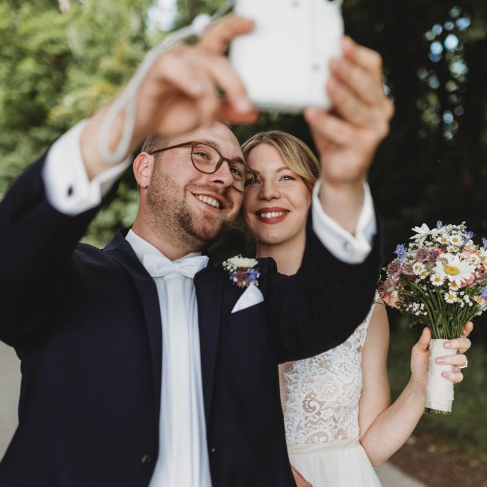 Brautpaar macht Foto mit Polaroid